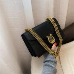 sac bandouliere avec chaine noir et or