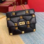 sac bandouliere cuir clouté  noir et or