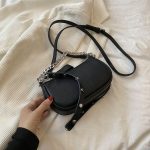 sac a main noir chaine argent baguette