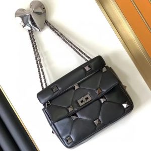 sac bandouliere cuir clouté noir et argent