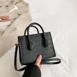 sac bandouliere imitation croco noir